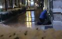 Απανθρωπιά και ντροπή: Δημοτικός υπάλληλος πέταξε στο δρόμο άστεγους, επειδή...