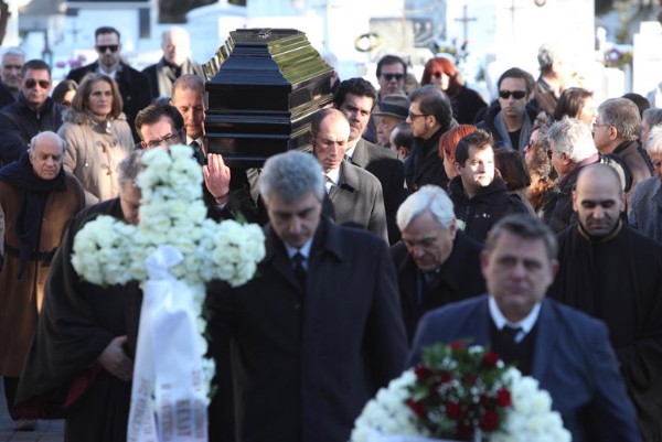 Ράγισαν καρδιές στο Τελευταίο Αντίο στην Κέλλυ Σακάκου... [photos] - Φωτογραφία 3