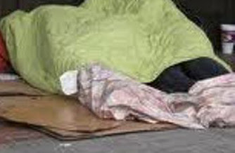 Την πρώτη νύχτα του χιονιά στην Ηγουμενίτσα άστεγος αλλοδαπός τουρτούριζε ξαπλωμένος κατάχαμα και άρρωστος! - Φωτογραφία 1