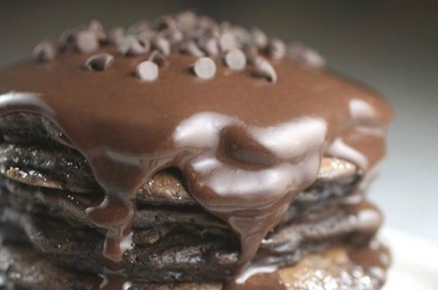 Pancakes σοκολάτας με σάλτσα σοκολάτας! - Φωτογραφία 1