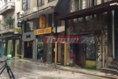 Πάτρα: Αποκολλήθηκε μαρκίζα κτηρίου - Η ομπρέλα έσωσε περαστικό!