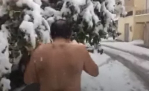 Μιλάμε για...ΤΡΕΛΑ! Κάτοικος από την Κρήτη βγήκε ημίγυμνος στα χιόνια να πιει τη φραπεδιά του! - Φωτογραφία 1