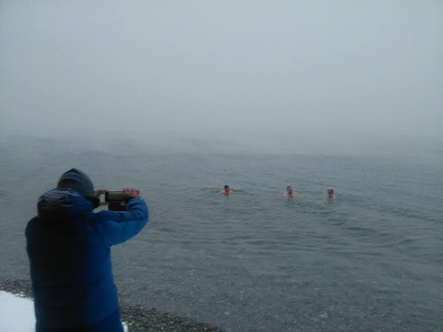 Και όμως βούτηξαν στα παγωμένα νερά του Παγασητικού και έπαιξαν ρακέτες στις χιονισμένες αμμουδιές [video] - Φωτογραφία 6