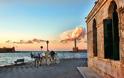 Γνωστοί καλλιτέχνες βολτάρουν στο Παλιό Λιμάνι των Χανίων [photo]