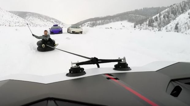 «Σκι» με σαμπρέλα πίσω από μια Lamborghini! [video] - Φωτογραφία 1