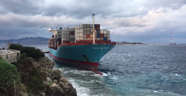 Αποκολλήθηκε το πλοίο container που προσάραξε στο στενό της Μεσίνα- Δείτε το βίντεο με το προσαραγμένο πλοίο - Φωτογραφία 1