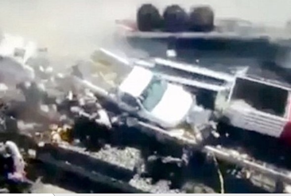 Σοκαριστικό βίντεο: Φορτηγό «θερίζει» δημοσιογράφους που κάλυπταν ατύχημα στο δρόμο - Φωτογραφία 1