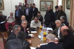 Φωνές και διαμαρτυρίες αγροτών στον Γ. Τσιρώνη στο Αίγιο - Κάνεις πολιτική για τον Σόιμπλε και τα μνημόνια