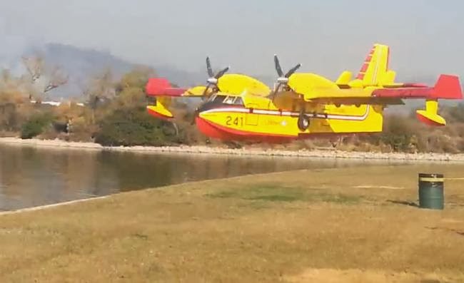 Έτσι παίρνει ένα πυροσβεστικό αεροσκάφος νερό [video] - Φωτογραφία 1