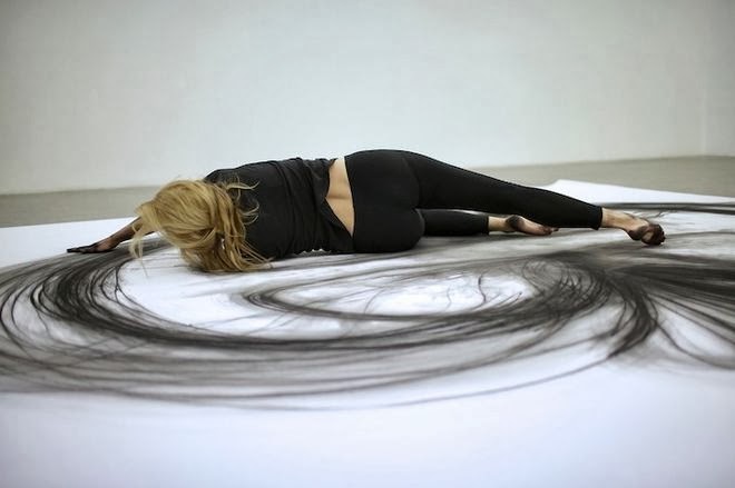 Ζωγραφίζει εντυπωσιακά έργα τέχνης με το σώμα της [video] - Φωτογραφία 1