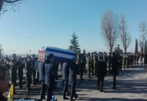Κυριάκος Αμοιρίδης: Ράγισαν καρδιές στην κηδεία του Έλληνα πρέσβη – «Να δω το παιδί μου τελευταία φορά» φώναζε η μητέρα του - Φωτογραφία 1