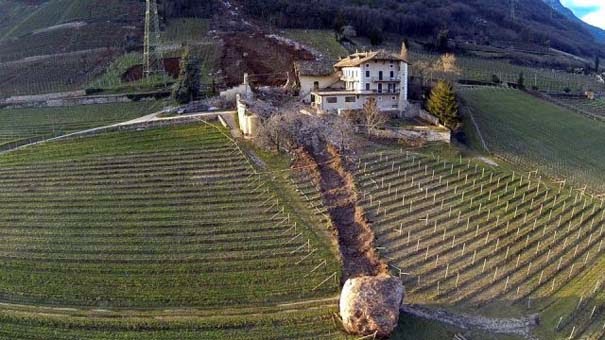 Γιγάντιος βράχος έσπειρε την καταστροφή στο διάβα του [video] - Φωτογραφία 3