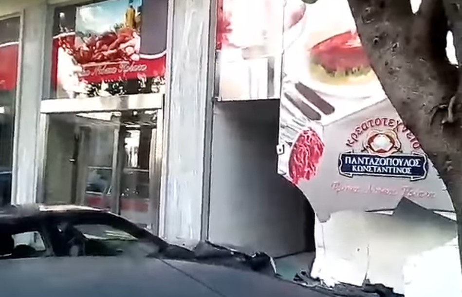 Πάτρα: Αυτοκίνητο μπούκαρε σε κατάστημα μετά από τροχαίο [video - photos] - Φωτογραφία 1