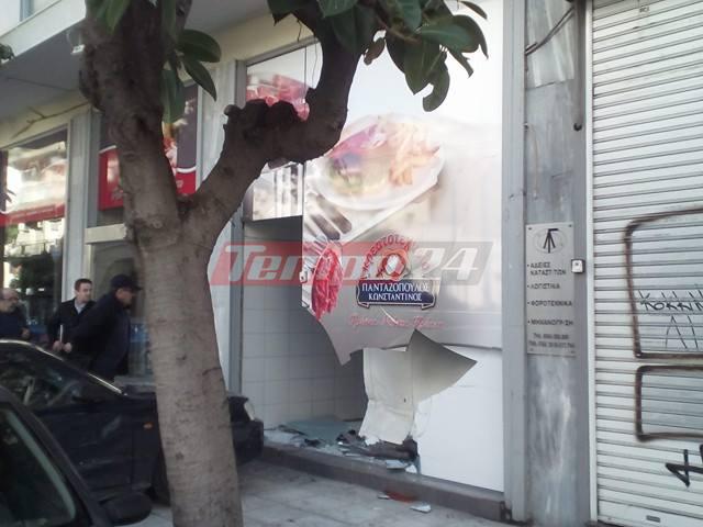 Πάτρα: Αυτοκίνητο μπούκαρε σε κατάστημα μετά από τροχαίο [video - photos] - Φωτογραφία 2