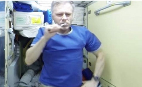 Αστροναύτης ποστάρει το πρωινό του ξύπνημα: Δεν φαντάζεστε πώς πλένει τα δόντια του [video] - Φωτογραφία 1