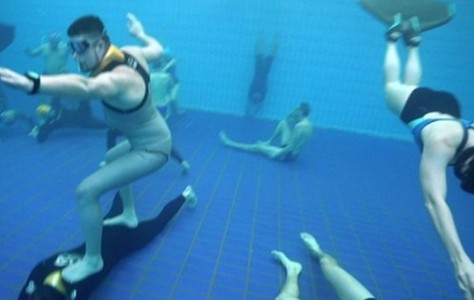 Έκαναν mannequin challenge στον πάτο μιας πισίνας βάθους 6 μέτρων! - Φωτογραφία 1