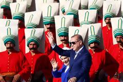 ΤΟ ΚΟΙΝΟΒΟΥΛΙΟ ΕΝΕΚΡΙΝΕ ΤΙΣ ΥΠΕΡΕΞΟΥΣΙΕΣ ΕΡΝΤΟΓΑΝ ΜΕ ΤΟ ΝΕΟ ΣΥΝΤΑΓΜΑ