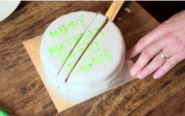 Τόσα χρόνια κόβαμε τις τούρτες με τον λάθος τρόπο - ΑΥΤΟΣ είναι ο σωστός... [video] - Φωτογραφία 1