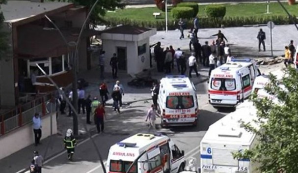 Νεκροί τρεις αστυνομικοί από την έκρηξη στο Ντιγιάρμπακιρ - Φωτογραφία 1