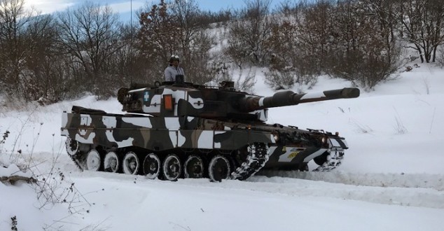«Οργώνοντας» το χιόνι στον Έβρο με άρματα και πυροβόλα μιας μεραρχίας - Φωτογραφία 1