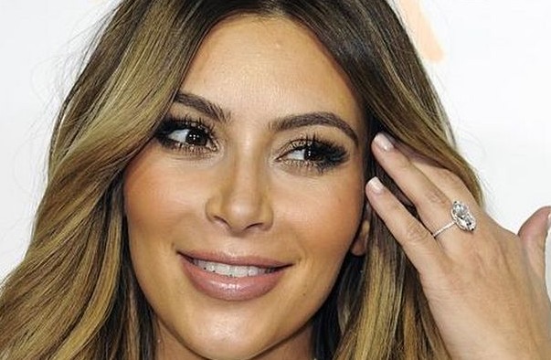 Η αμήχανη στιγμή που ούτε η Kim Kardashian θυμάται το βάρος του δαχτυλιδιού των αρραβώνων της - Φωτογραφία 1