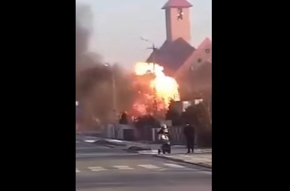 Πυρκαγιά και έκρηξη σε βενζινάδικο σε δεξαμενές υγραερίου [video] - Φωτογραφία 1