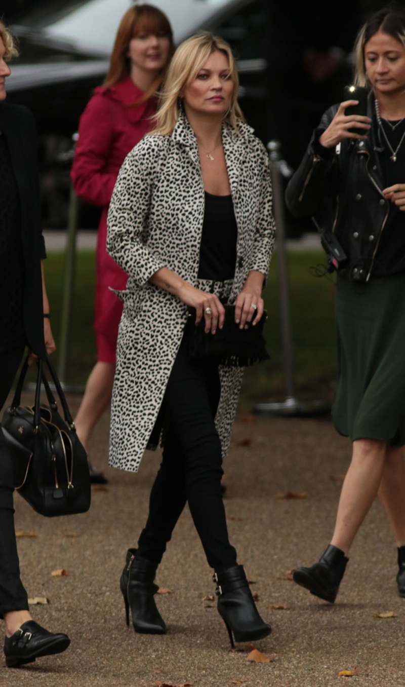 Γιατί η Kate Moss φοράει 15 χρόνια τα ίδια ρούχα; Έχουμε τις αποδείξεις [photos] - Φωτογραφία 6