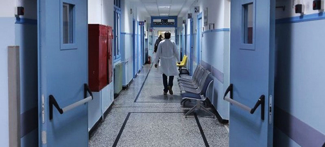 Οι ελλείψεις φέρνουν στα χέρια ασθενείς με γιατρούς και νοσηλευτές στα δημόσια νοσοκομεία - Φωτογραφία 1