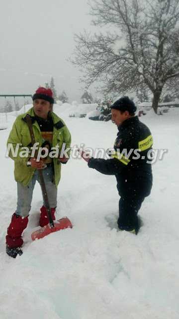 Η πυροσβεστική υπηρεσία πήγε τρόφιμα σε αποκλεισμένο κάτοικο στην ορεινή Ναυπακτία - Φωτογραφία 2