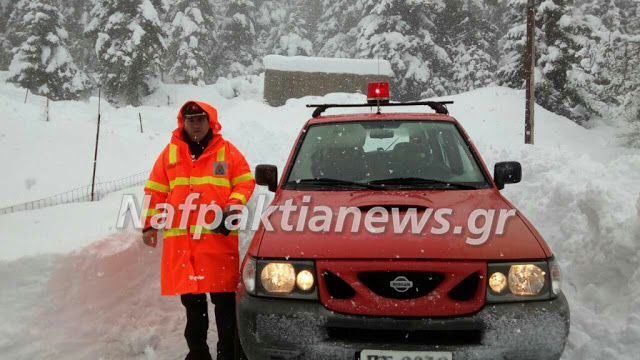 Η πυροσβεστική υπηρεσία πήγε τρόφιμα σε αποκλεισμένο κάτοικο στην ορεινή Ναυπακτία - Φωτογραφία 4