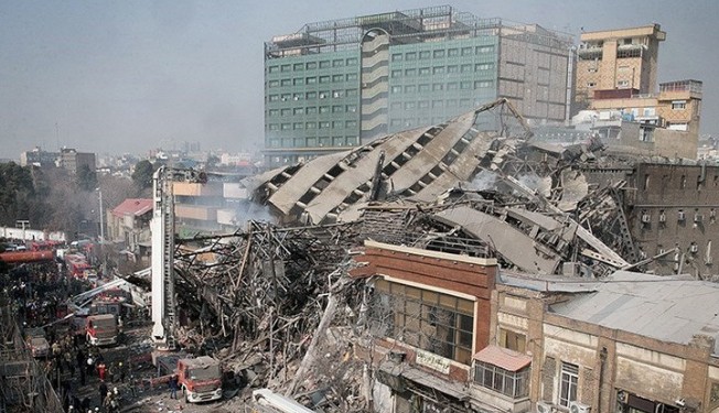 Δεκάδες νεκροί σε φλεγόμενο ουρανοξύστη που κατέρρευσε - Φωτογραφία 1