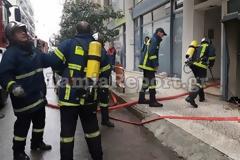 Λαμία: Πυρκαγιά σε πολυκατοικία - Κινδύνεψαν άτομα [photos+video]