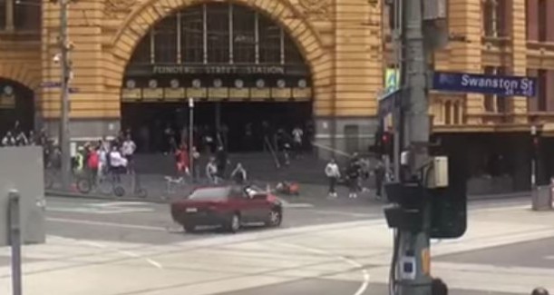 Χάος στο κέντρο της Μελβούρνης με αυτοκίνητο που έπεσε εσκεμμένα πάνω σε πλήθος ανθρώπων - Φωτογραφία 1