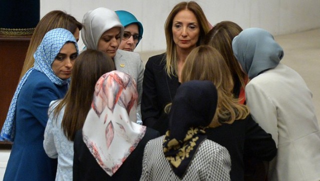Βουλευτίνα δέθηκε με χειροπέδες στην τουρκική εθνοσυνέλευση - Φωτογραφία 1