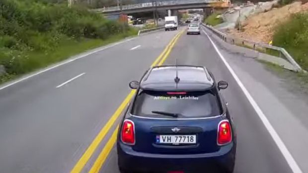 “Brake check” από οδηγό ΜΙΝΙ Cooper σε νταλικέρη! [video] - Φωτογραφία 1