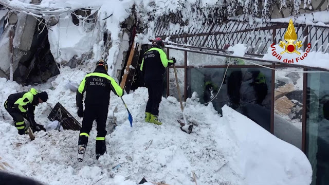 Θαύμα στην Ιταλία: Ανασύρθηκαν ζωντανοί έξι άνθρωποι από το θαμμένο στο χιόνι ξενοδοχείο - Βίντεο ντοκουμέντο - Φωτογραφία 11