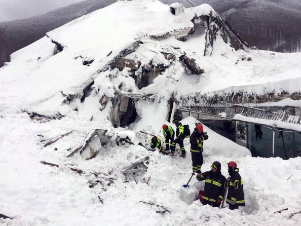 Θαύμα στην Ιταλία: Ανασύρθηκαν ζωντανοί έξι άνθρωποι από το θαμμένο στο χιόνι ξενοδοχείο - Βίντεο ντοκουμέντο - Φωτογραφία 12
