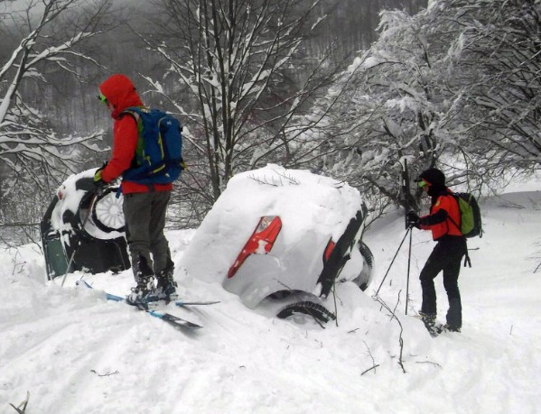 Θαύμα στην Ιταλία: Ανασύρθηκαν ζωντανοί έξι άνθρωποι από το θαμμένο στο χιόνι ξενοδοχείο - Βίντεο ντοκουμέντο - Φωτογραφία 13