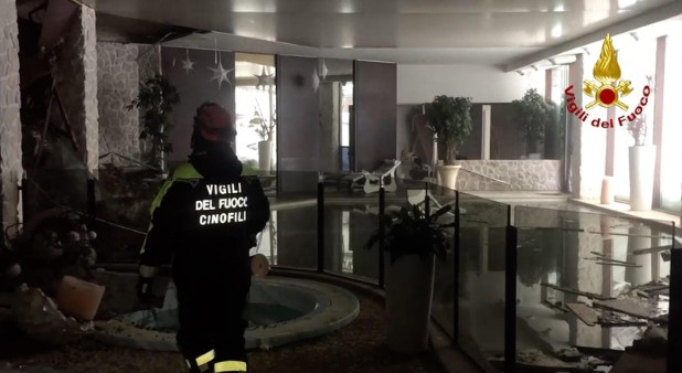 Θαύμα στην Ιταλία: Ανασύρθηκαν ζωντανοί έξι άνθρωποι από το θαμμένο στο χιόνι ξενοδοχείο - Βίντεο ντοκουμέντο - Φωτογραφία 17