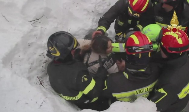 Θαύμα στην Ιταλία: Ανασύρθηκαν ζωντανοί έξι άνθρωποι από το θαμμένο στο χιόνι ξενοδοχείο - Βίντεο ντοκουμέντο - Φωτογραφία 3