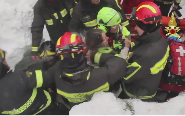 Θαύμα στην Ιταλία: Ανασύρθηκαν ζωντανοί έξι άνθρωποι από το θαμμένο στο χιόνι ξενοδοχείο - Βίντεο ντοκουμέντο - Φωτογραφία 4
