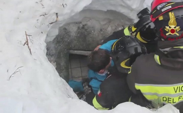 Θαύμα στην Ιταλία: Ανασύρθηκαν ζωντανοί έξι άνθρωποι από το θαμμένο στο χιόνι ξενοδοχείο - Βίντεο ντοκουμέντο - Φωτογραφία 5
