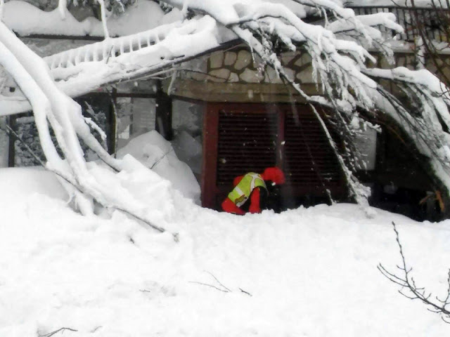 Θαύμα στην Ιταλία: Ανασύρθηκαν ζωντανοί έξι άνθρωποι από το θαμμένο στο χιόνι ξενοδοχείο - Βίντεο ντοκουμέντο - Φωτογραφία 9