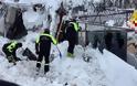 Θαύμα στην Ιταλία: Ανασύρθηκαν ζωντανοί έξι άνθρωποι από το θαμμένο στο χιόνι ξενοδοχείο - Βίντεο ντοκουμέντο - Φωτογραφία 11
