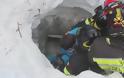 Θαύμα στην Ιταλία: Ανασύρθηκαν ζωντανοί έξι άνθρωποι από το θαμμένο στο χιόνι ξενοδοχείο - Βίντεο ντοκουμέντο - Φωτογραφία 5