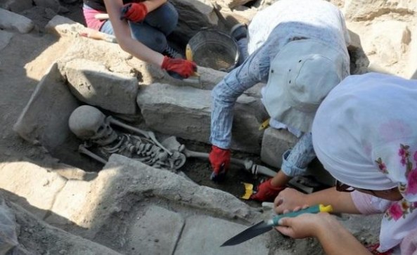 Βυζαντινοί τάφοι και ατόφιοι σκελετοί βρέθηκαν στην αρχαία Στρατονίκεια - Φωτογραφία 1