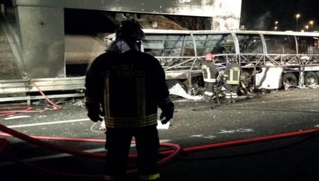 Τραγωδία στην Ιταλία με λεωφορείο που μετέφερε μαθητές - Φωτογραφία 1
