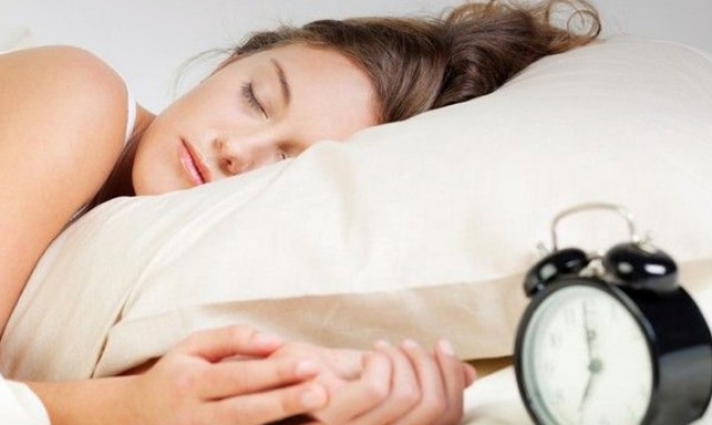 Τι κινδύνους κρύβουν οι πολλές ώρες ύπνου - Φωτογραφία 1