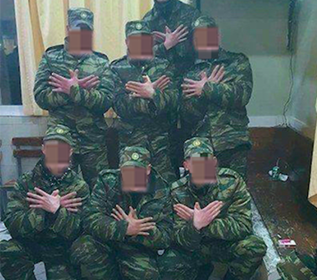 Σάλος με φωτογραφία στρατιωτών να σχηματίζουν με τα χέρια τον “αλβανικό αετό” - Φωτογραφία 1
