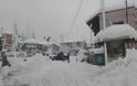 Mε σκαπτικά μηχανήματα επιχειρούν να καθάρισουν το χιόνι σε Γρεβενά-Φλώρινα